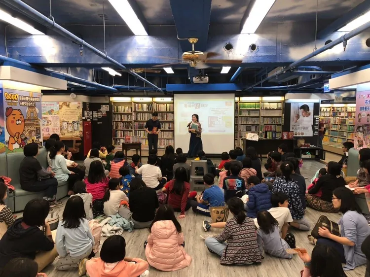 不少親子愛來政大書城享受閱讀。取自政大書城臉書