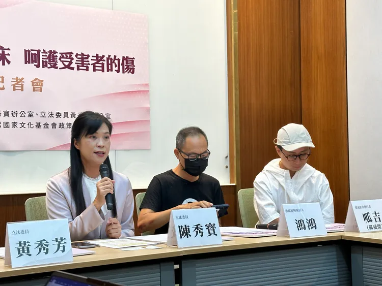 民進黨立委陳秀寶（左）向受害者的勇敢發聲表示感謝。潘袁詩羽攝