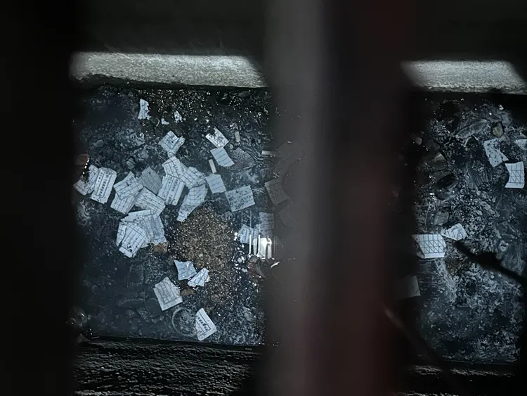 警方在附近水溝內發現被拔走的簽到表，已成為碎片。民眾提供