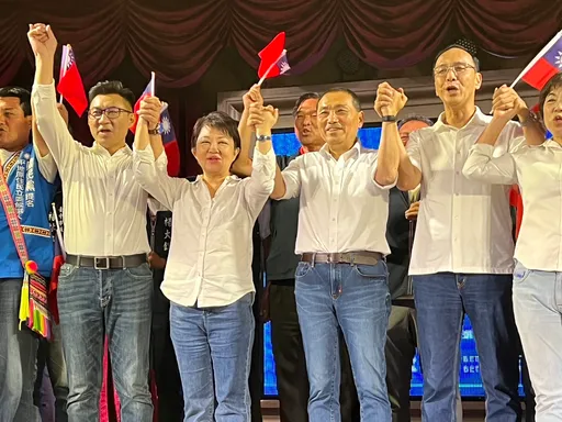 國民黨台中造勢晚會　侯友宜槍戰喻選情！被槍指頭「一放棄生命就沒了」