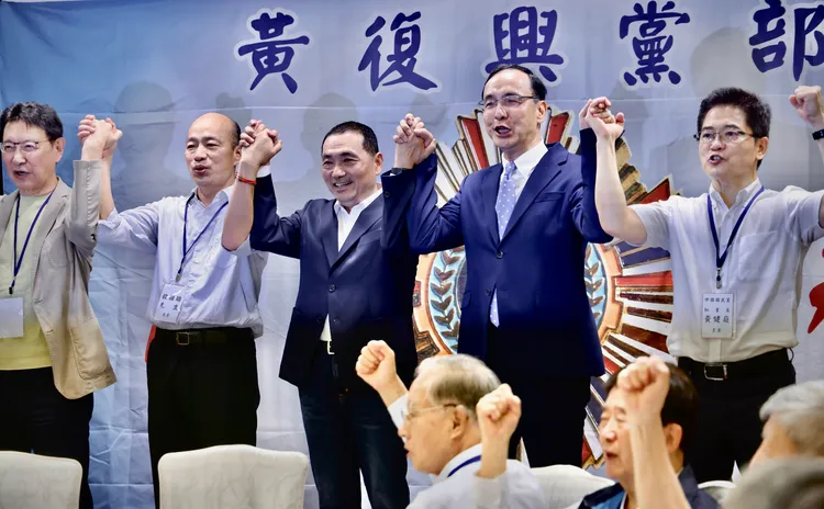 （左起）戰鬥藍發起人趙少康、韓國瑜、侯友宜、朱立倫合體展現團結氣勢。林林攝