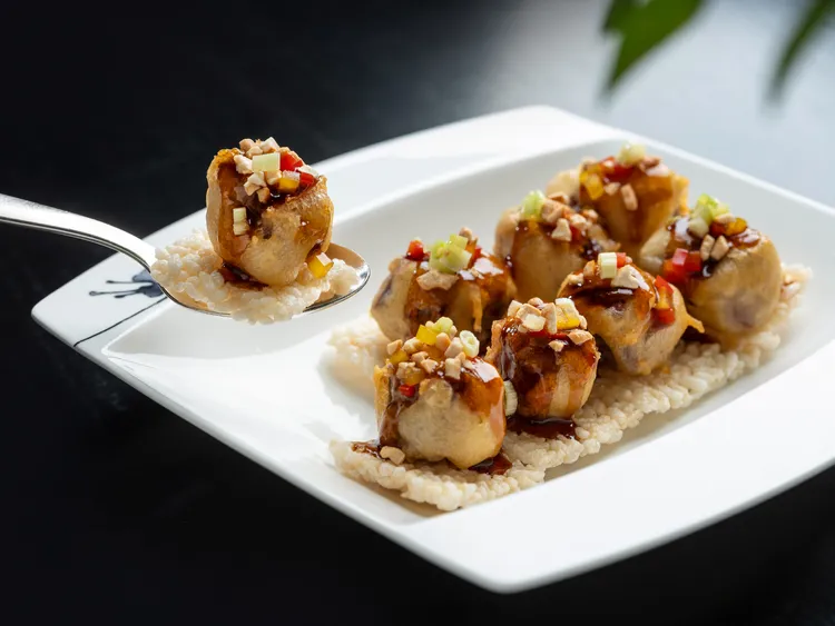 「雅閣」中餐廳主廚選用日本鹿兒島A5和牛切成粒後炸至五分熟。業者提供