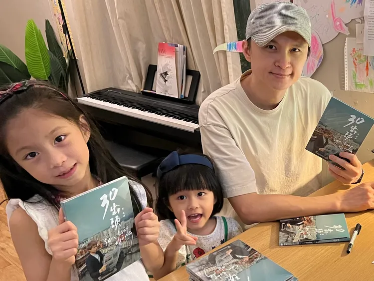 陳建瑋感動表示，在這個年頭還願意買一個不知道要怎麼播放的實體ＣＤ專輯，完全感受到大家的支持。翻攝陳建瑋臉書