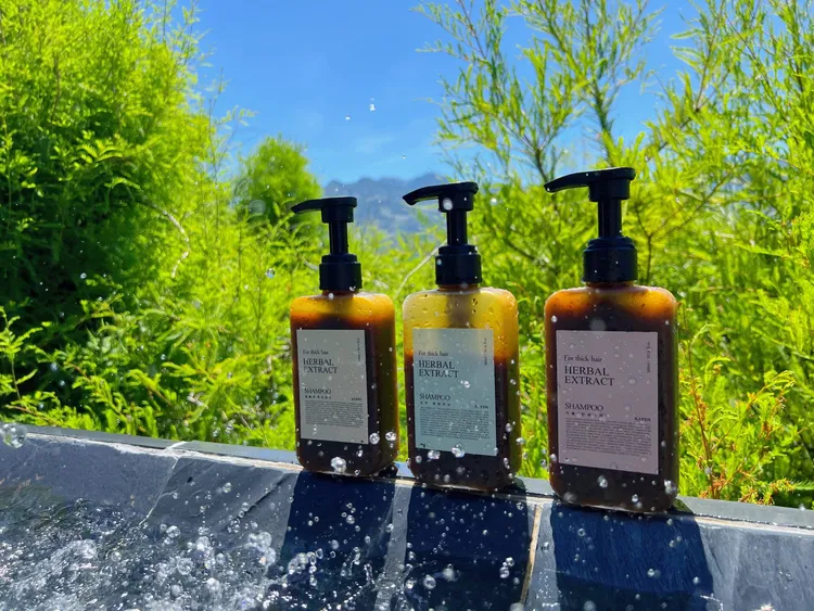 KA'FEN療癒草本系列，以人蔘、何首烏、知母、側柏、當歸等自然草本配方，獨家草根萃取搭配生薑顆粒，研發出3款機能型洗髮精（艾草款、芍藥款、龍膽草款）擊倒頭皮問題，深層調理養護更進化，打造強健髮根、蓬鬆秀髮。