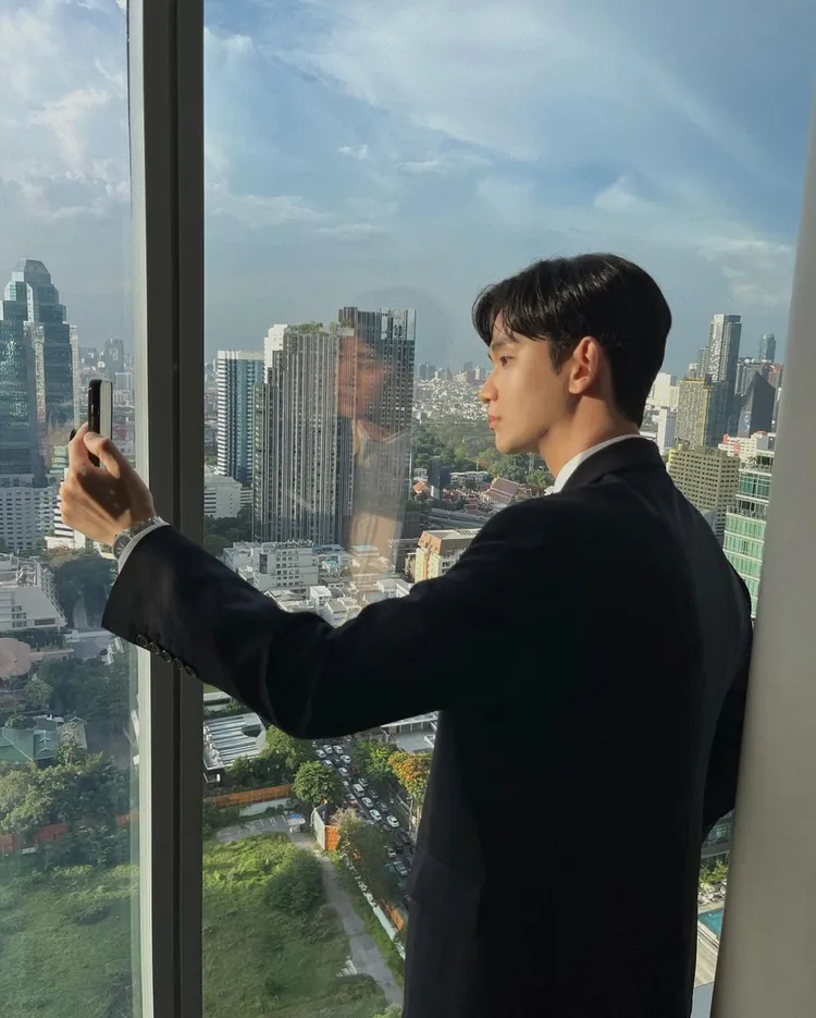 金秀賢日前在IG上秀出的自拍，吸引超過百萬粉絲點讚。翻攝soohyun_k216 IG