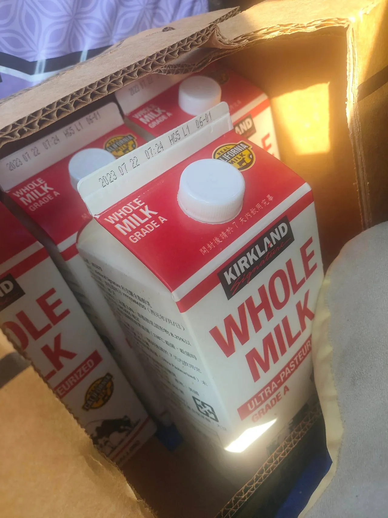 網友不解為何要用力擠壓牛奶。翻攝自「COSTCO 好市多 商品消費心得分享區」