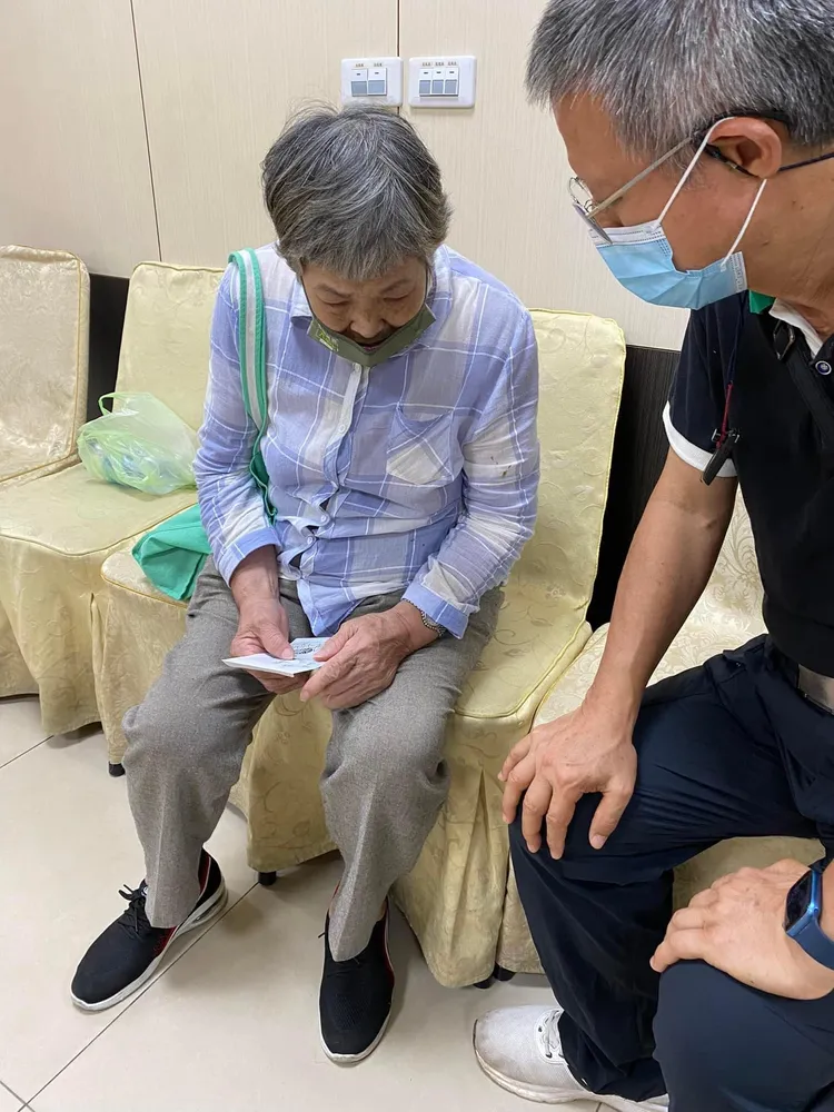 楊政道喪禮只有80多歲的老母跟表弟以及5、6位老友送行。翻攝謝宇威臉書