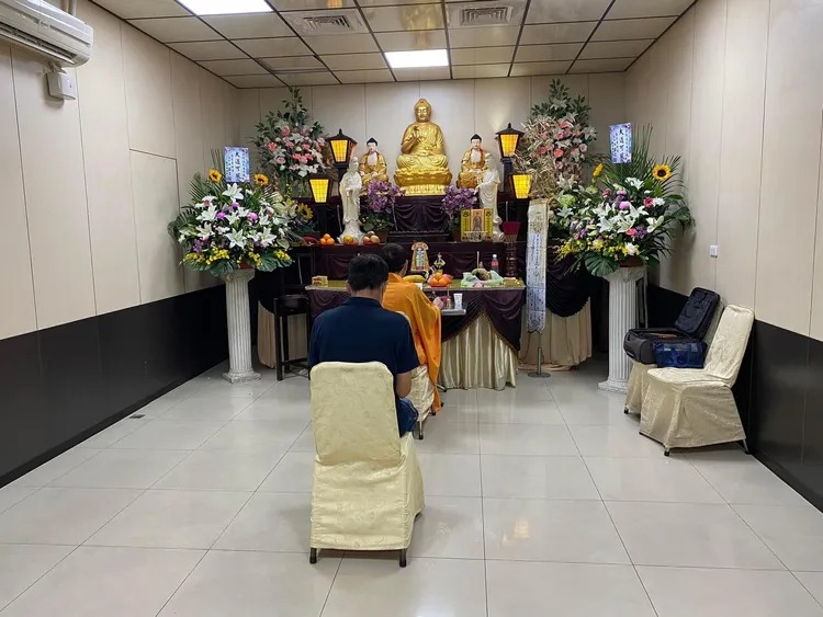 楊政道喪禮只有80多歲的老母跟表弟以及5、6位老友送行。翻攝謝宇威臉書