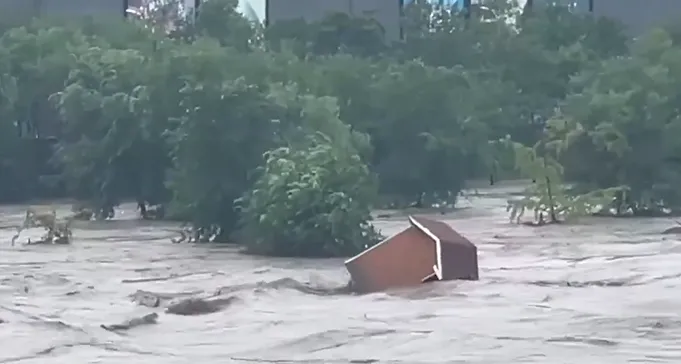 永定河上有小型房屋被沖走。翻攝央視新聞