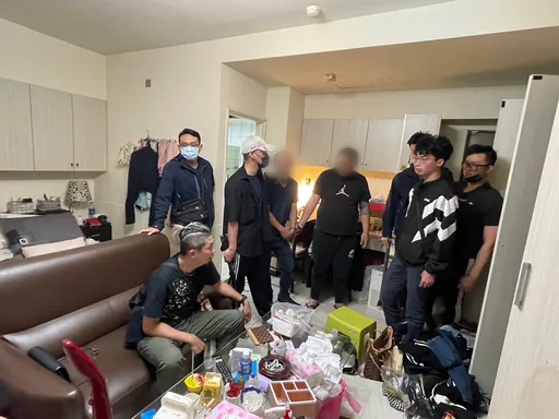 刺青男頻繁出入社區開趴擾鄰 新北警闖毒窟剷毒品分裝場