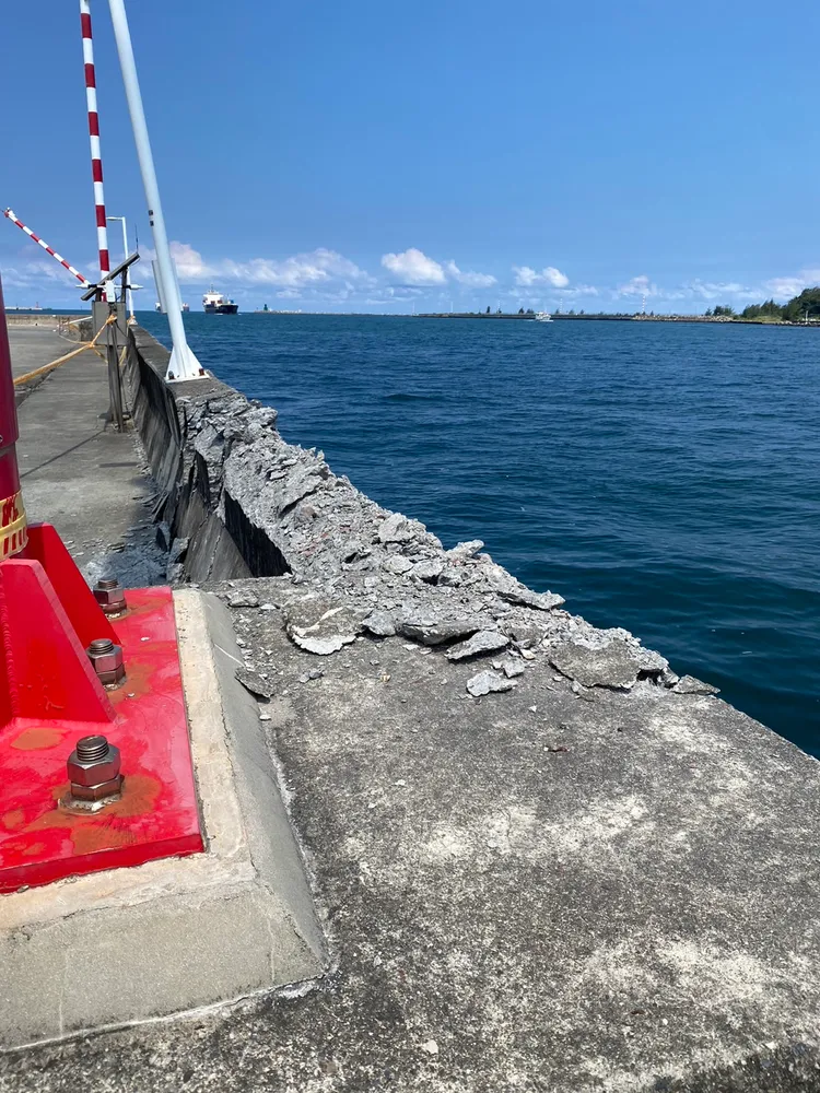 華春輪昨晚從二港口出港時，船身左舷擦撞紅毛港護岸。翻攝畫面