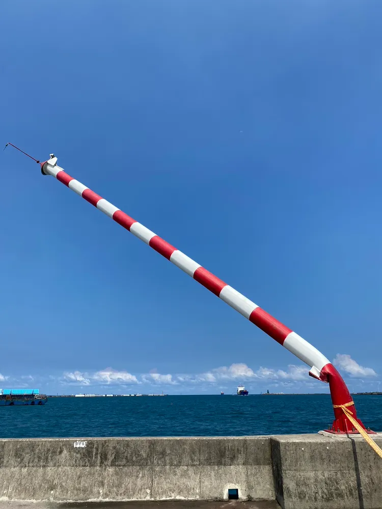 華春輪昨晚從二港口出港時，船身左舷擦撞紅毛港護岸，導航燈遭撞損傾斜。翻攝畫面