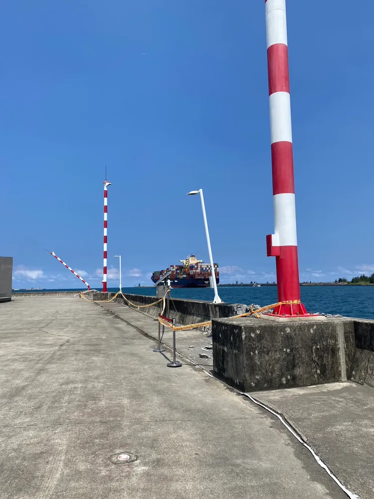 華春輪昨晚從二港口出港時，船身左舷擦撞紅毛港護岸，導航燈遭撞損傾斜。翻攝畫面