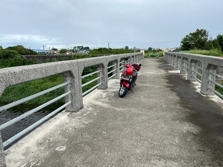 老夫婦機車遺留在橋上。讀者提供