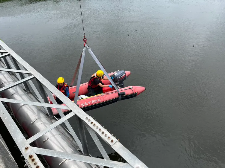 消防局出動船艇前往搜救。讀者提供