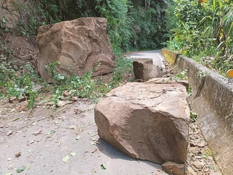 現場有3塊中大型巨石。讀者提供