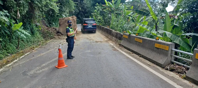 經初步清除，可維持單向通車。讀者提供