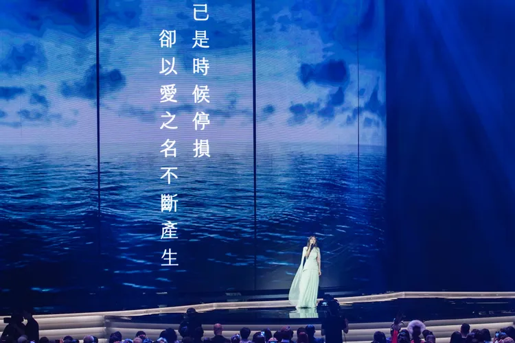 蔡健雅在廣告時間演唱《We Are One》，主辦單位早已準備好背景畫面。