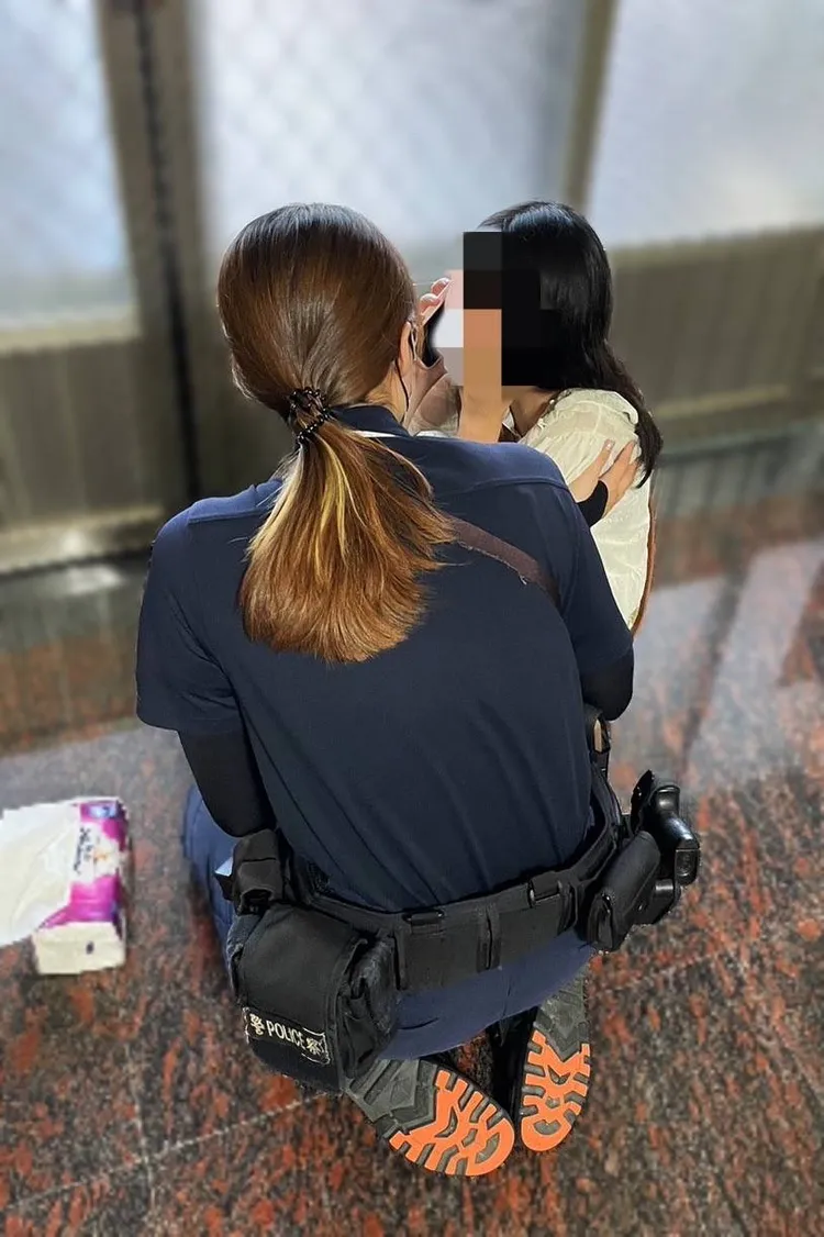 女警葉若均跪坐在女子旁邊，耐心聽她抱怨，吐露心中苦水。民眾提供