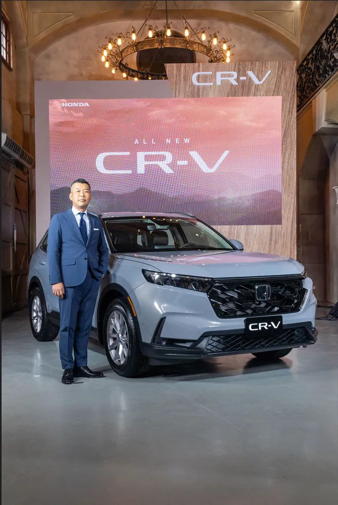台灣本田於7/19舉辦全新第6代大改款 Honda CR-V 預賞活動，將推出 「VTi-S」、「S 」與「 Prestige」3種車型等級，圖為董事長 高岡 篤史推薦的「Prestige 風尚灰」車款。Honda Taiwan提供
