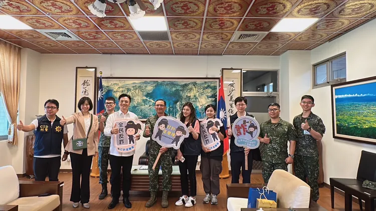 縣警局說，「國軍弟兄鋼鐵般的意志，正是我們拒絕詐騙效法的標竿。」翻攝畫面