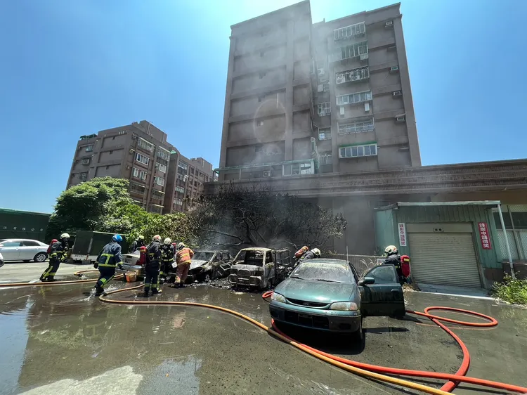 空地汽車自燃起火。翻攝畫面