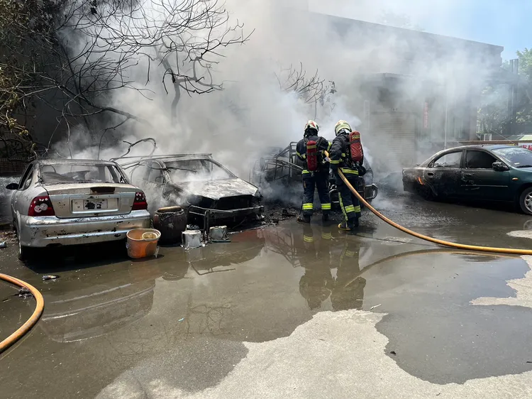 消防人員前往救火。翻攝畫面