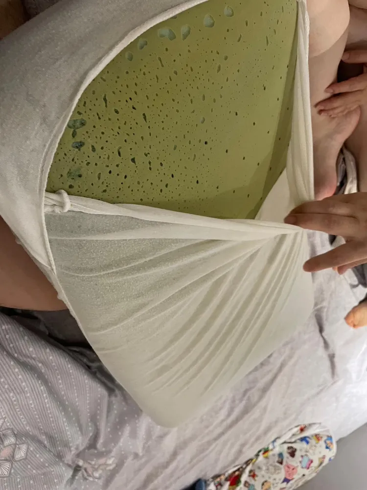 這款枕頭芯是綠色的，讓不少人笑說以為是抹茶蛋糕。翻攝自「Costco好市多 商品經驗老實說」