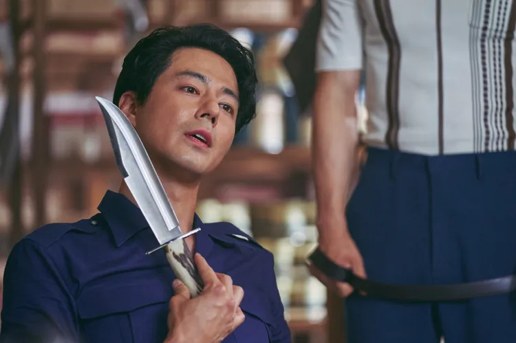 趙寅成戲裡扮演凶狠的走私大王。車庫娛樂提供