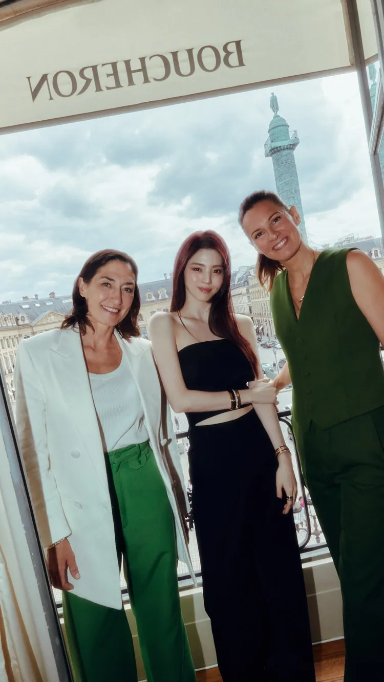 為迎接剛升任BOUCHERON形象大使的韓素希（中），品牌特派出首席執行官Hélène Poulit-Duquesne（左）及創意總監Claire Choisne親自接客。品牌提供