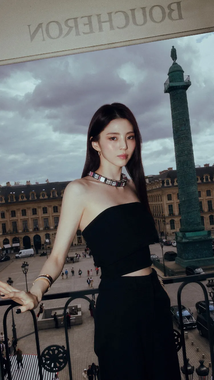 韓素希搶先佩戴了More is More高級珠寶系列中以魔術方塊為靈感的Solve Me項鍊。品牌提供