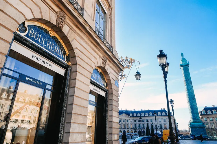 做為首個進駐巴黎芳登廣場的珠寶商，BOUCHERON創辦人Frédéric Boucheron在1893年遷入這座建於18世紀的古典建築。品牌提供
