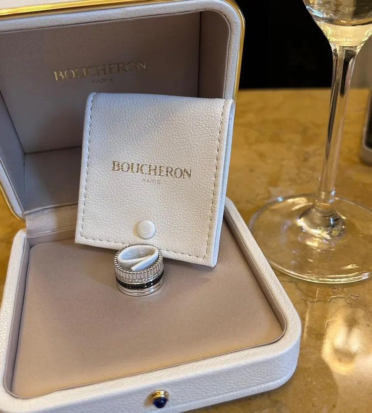 BOUCHERON為迎接韓素希可謂卯足全力，除了在飯店房間內擺出迎賓花束，還捧上要價近35萬元的Quatre Black鑽戒當禮物。翻攝xeesoxee IG