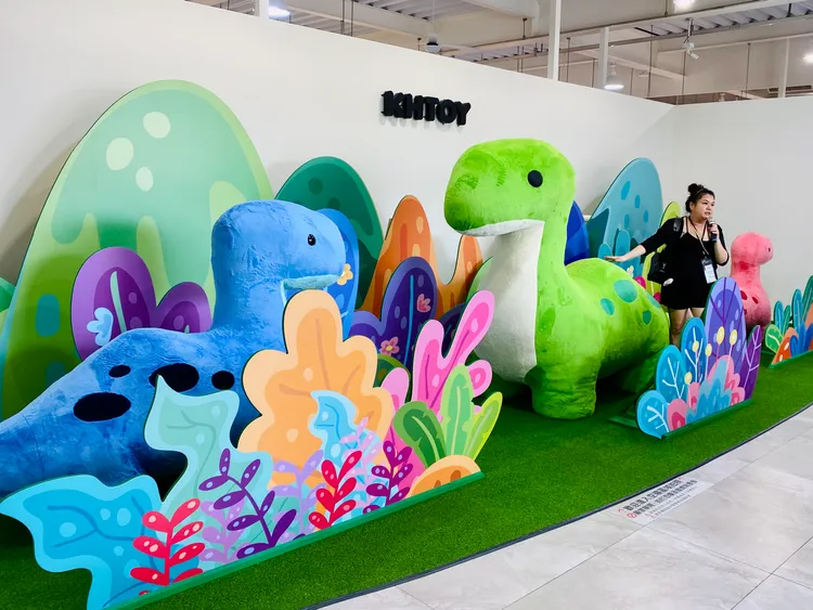 館場入口有大恐龍迎賓。王志弘攝