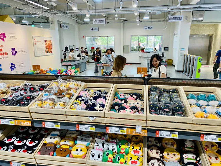 一樓有上千款授權玩偶，試營運期間75折促銷。王志弘攝
