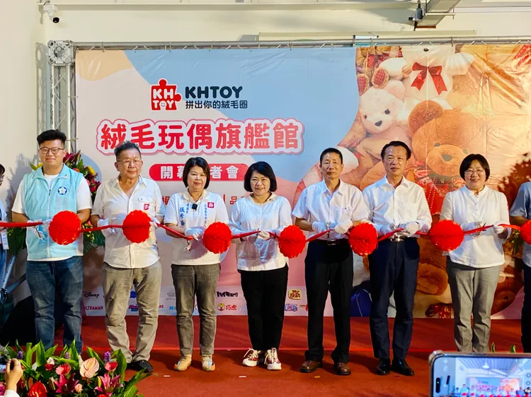 嘉義縣市首長、民代受邀剪綵。王志弘攝