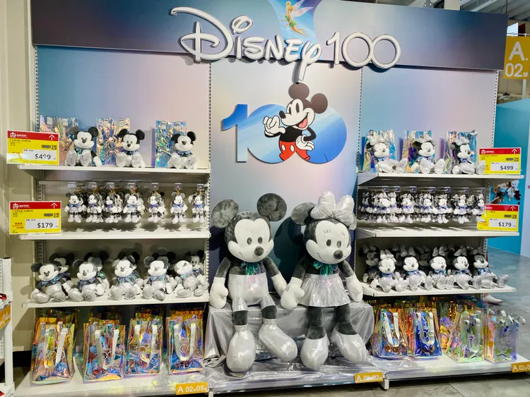 迪士尼百年紀念玩偶，力拚全國最低價。王志弘攝