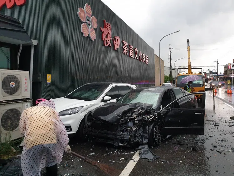 黑車挨撞後，再撞向路邊白色休旅。讀者提供