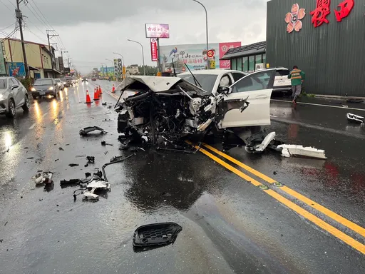 天雨路滑!嘉義阿里山公路3車連環撞 BMW車頭幾乎全毀釀2傷