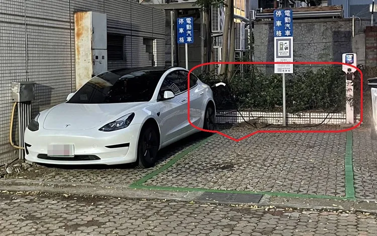台中市停管處提供，車子停在非充電停車格拉槍充電，可能觸犯竊盜罪或詐欺罪。讀者提供