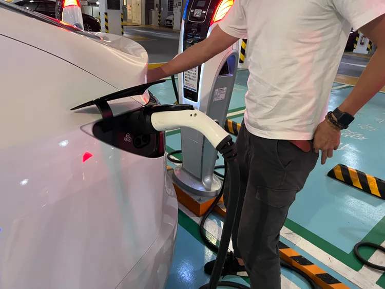 特斯拉黃姓車主認為，市府費率應再優惠一些，才能吸引油車轉電車。鮮明攝