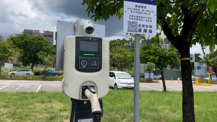 市府在每個充電車格加裝監視器，並設有QR碼供民眾檢舉違規。鮮明攝