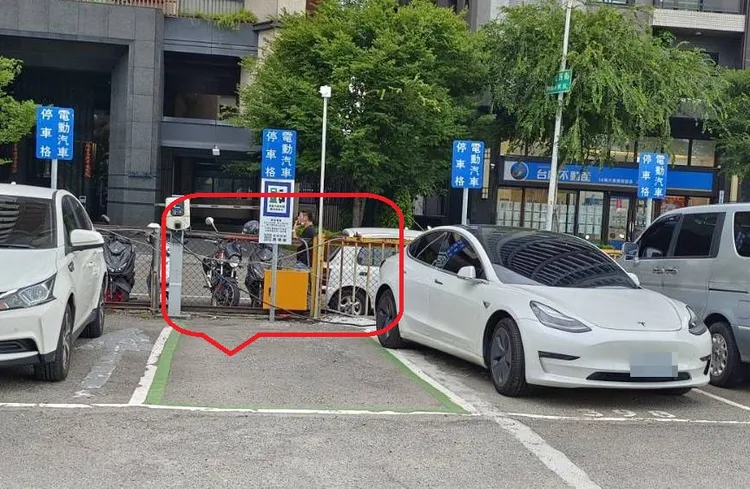目前仍有少數電動車主，未停在有綠色邊框的充電停車格內，違規拉充電槍使用。讀者提供