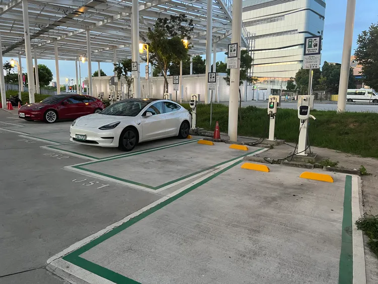 中央公園南側停車場，9個充電車格只有2台車在充電，與過去一位難求有天壤之別。鮮明攝