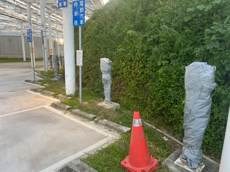 因充電樁使用率下降，中央公園北側停車場有6個充電樁「封袋」停用。鮮明攝