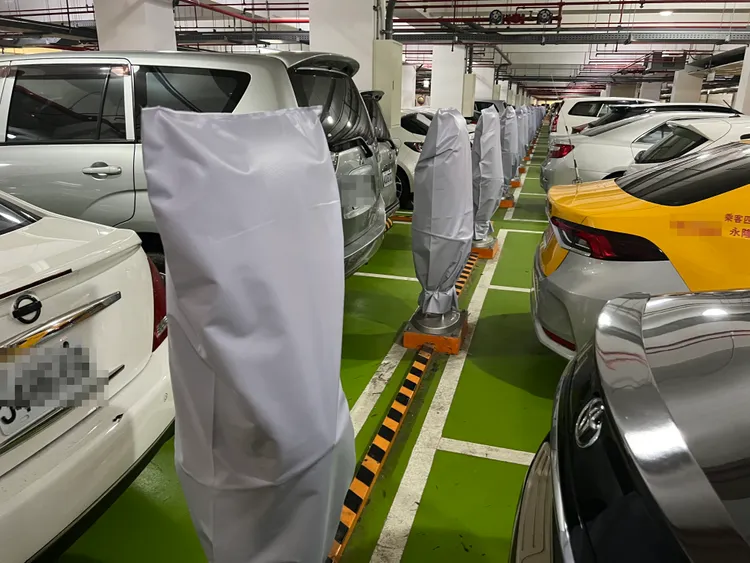 中央公園地下停車場有40多個充電樁「封袋」暫停使用。鮮明攝