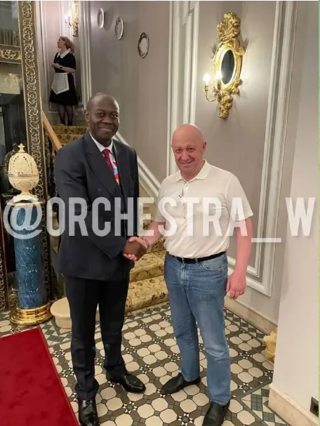 CNN透過定位技術，確認普里格津（右）和非洲政要合照攝於聖彼得堡的特雷齊尼皇宮飯店。翻攝Telegram