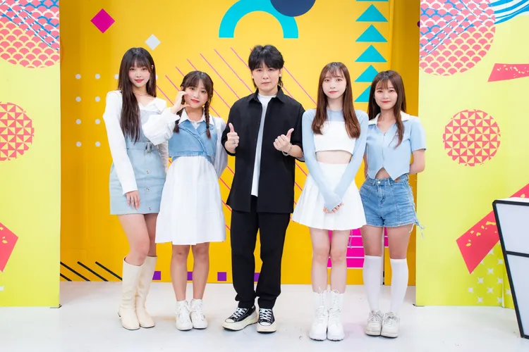 由左至右「心動女孩」Jazz（薇軒）、Ayako（毛毛）、金志遙、隊長RainZ（多莉）、Arya(念念）。紅心十字會提供