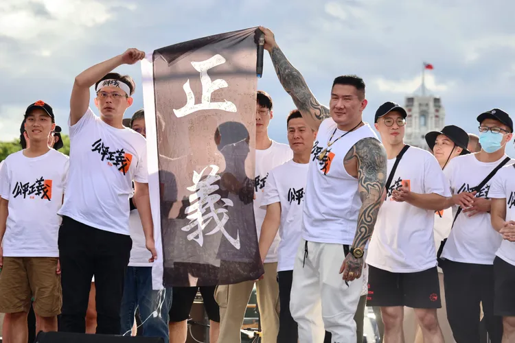 前立委黃國昌（前排中左）、網紅「館長」陳之漢（前排中右）今天發起「公平正義救台灣」遊行。林林攝