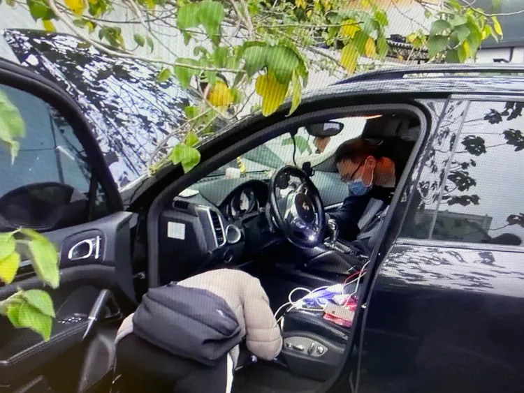 警方在保時捷內的隱藏式抽屜起出毒品等證物。民眾提供